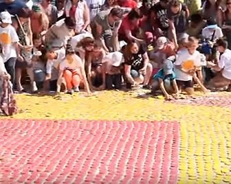 В Казани сделали смайлик из 18 000 печенья