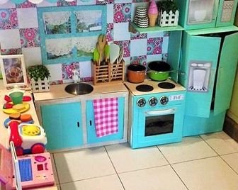 Молодая мама сделала для дочки кухню из коробок