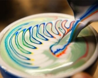Бариста создает разноцветные рисунки на кофе